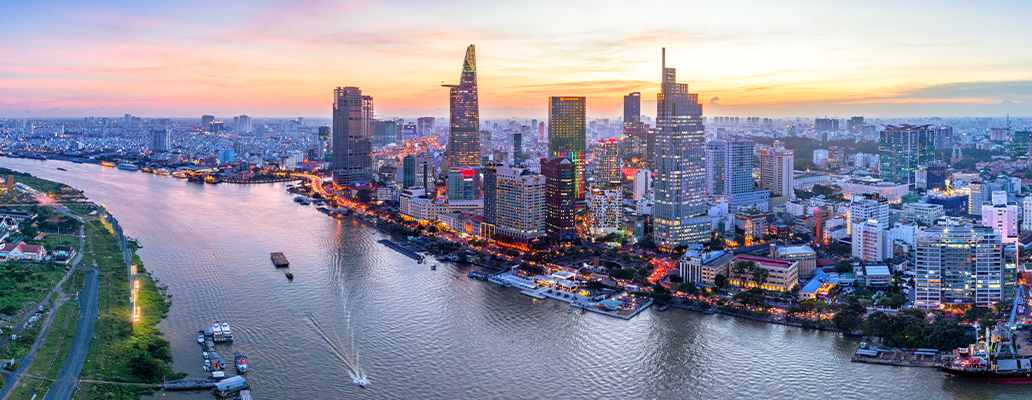 活気ある街並みとサイゴン川が魅力のベトナム・ホーチミン市の風景