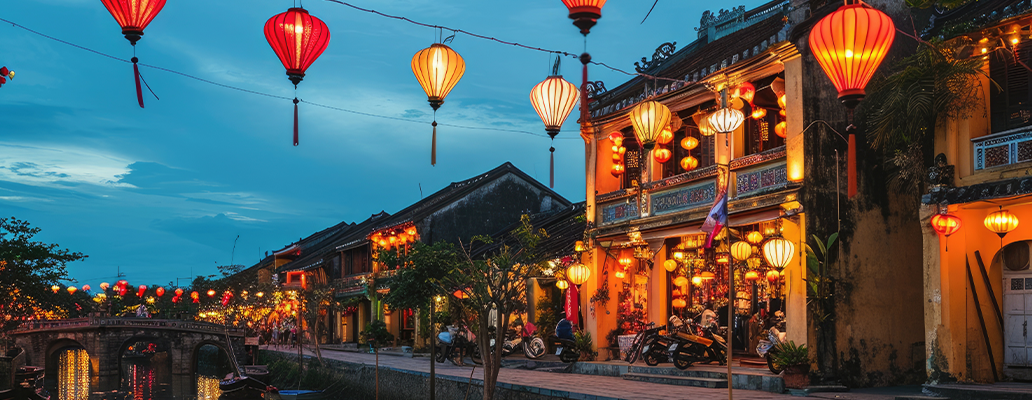 アジア文化と英語学習を両立できるベトナムの伝統的な夜景の街並み
