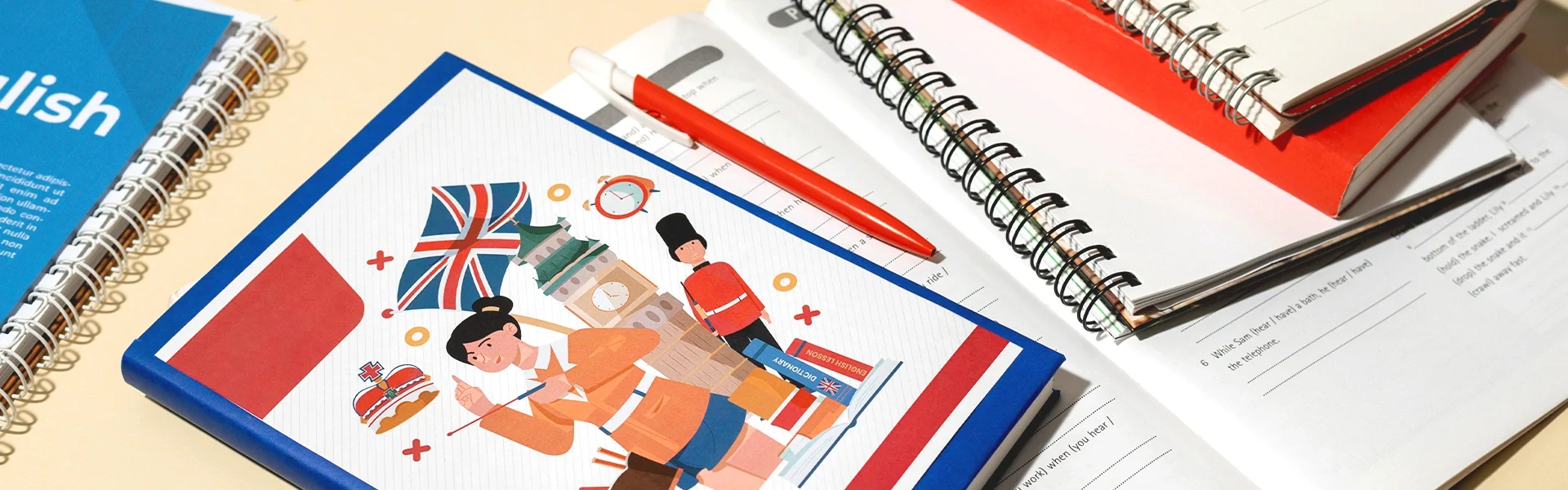 初心者向けの教材やノートが並んだデスク