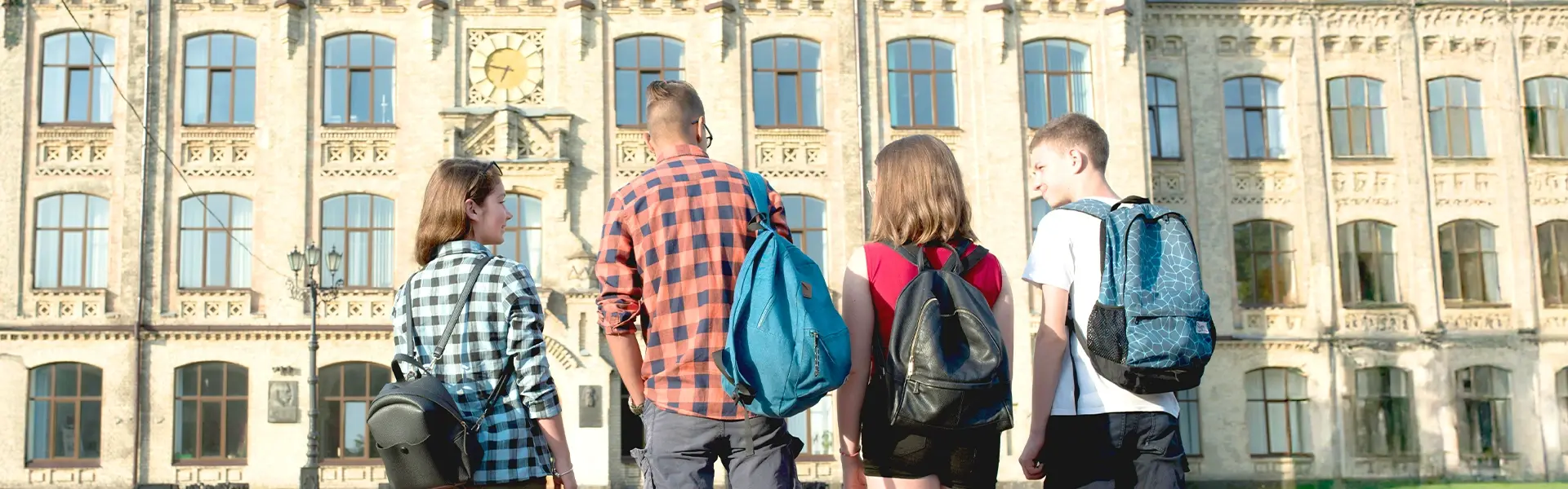 学生が街を歩く後ろ姿。費用を抑えた留学イメージ