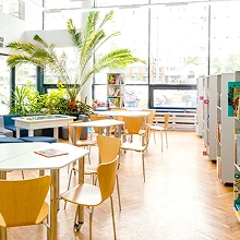 カフェのように明るく開放的な学習スペースと設備