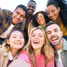 さまざまな国籍の学生が笑顔で写るグループ写真