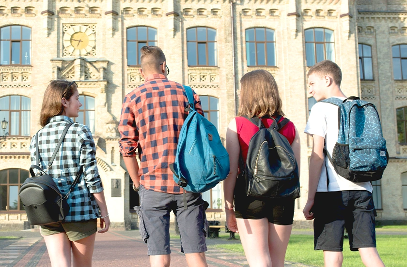 コスパが良い留学プランを比較する学生