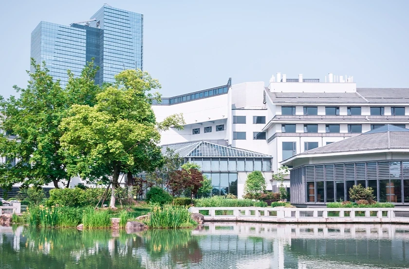 施設が新しい学校の綺麗な教室の様子