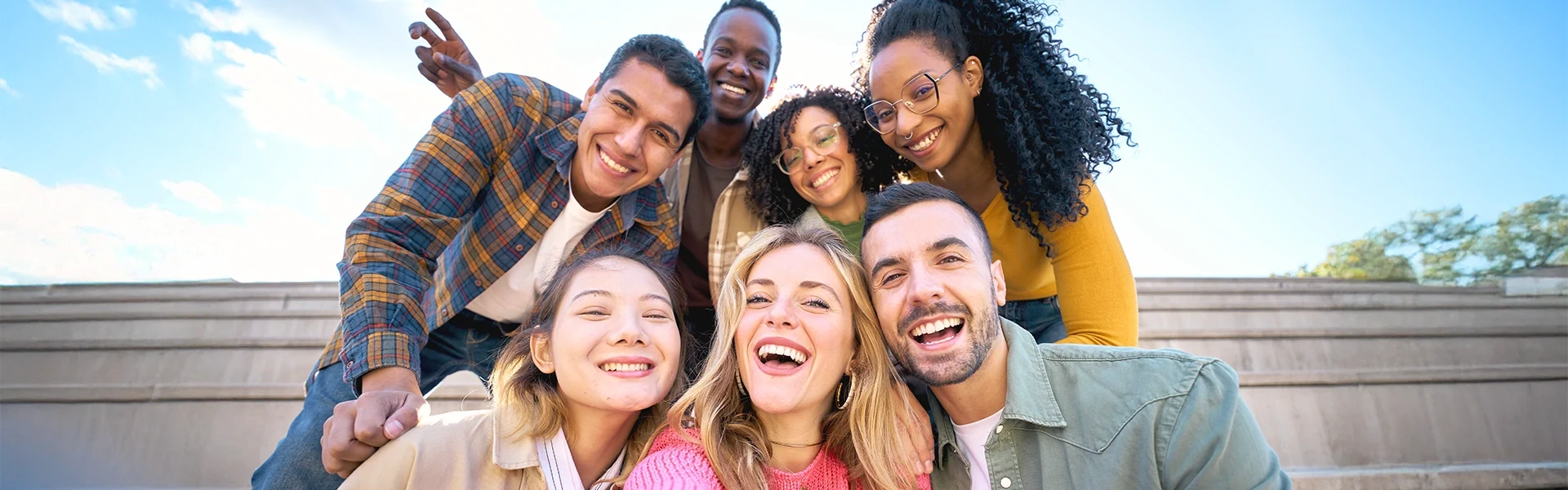 さまざまな国籍の学生が笑顔で写るグループ写真