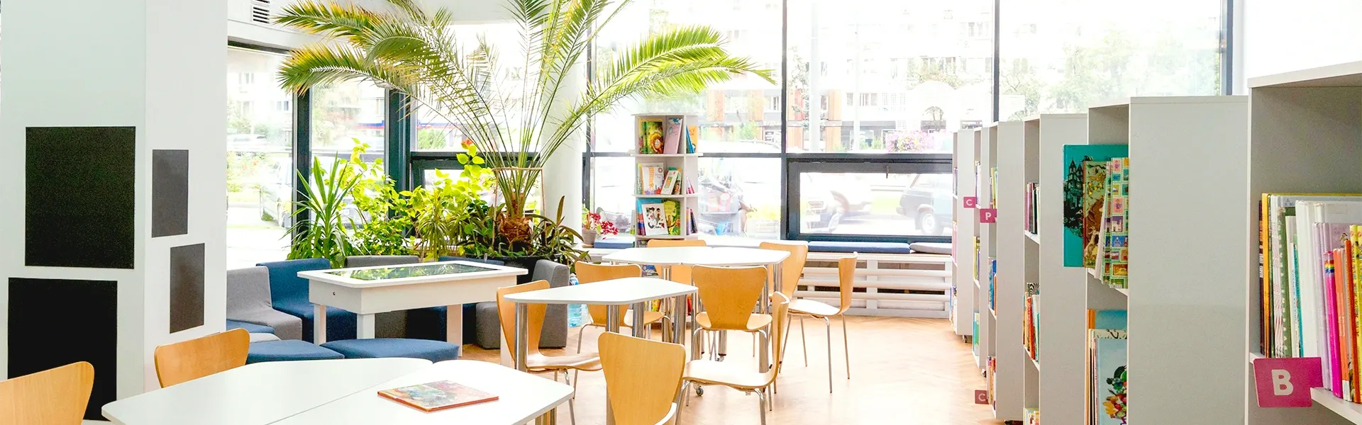 カフェのように明るく開放的な学習スペースと設備