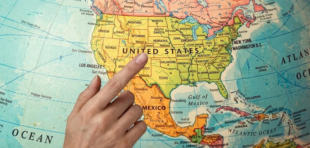 地図を指さしながら留学先の国や都市を選ぶ様子