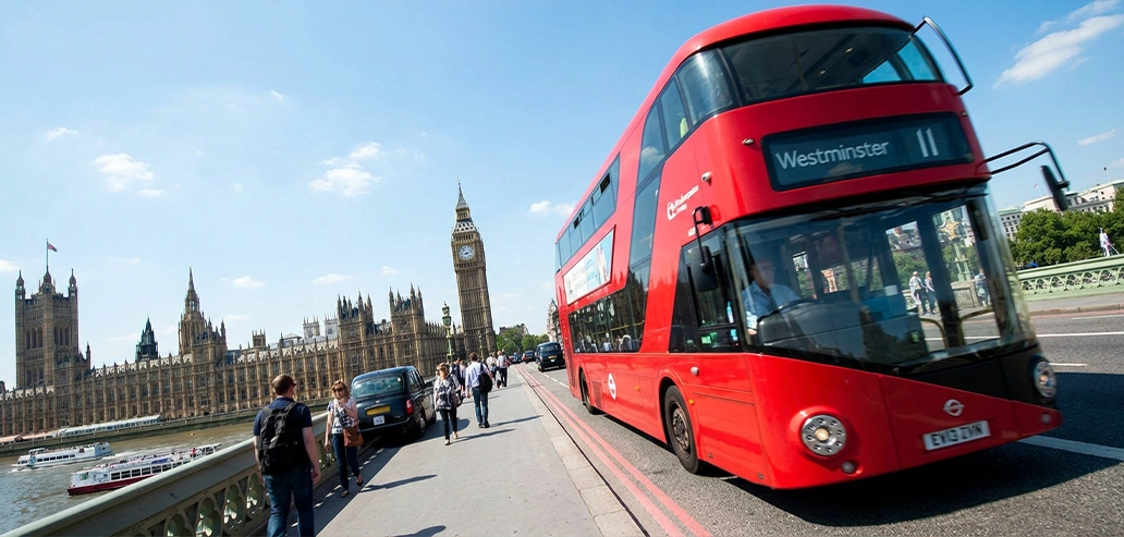 ロンドンの赤い二階建てバスとビッグ・ベン周辺の街並み