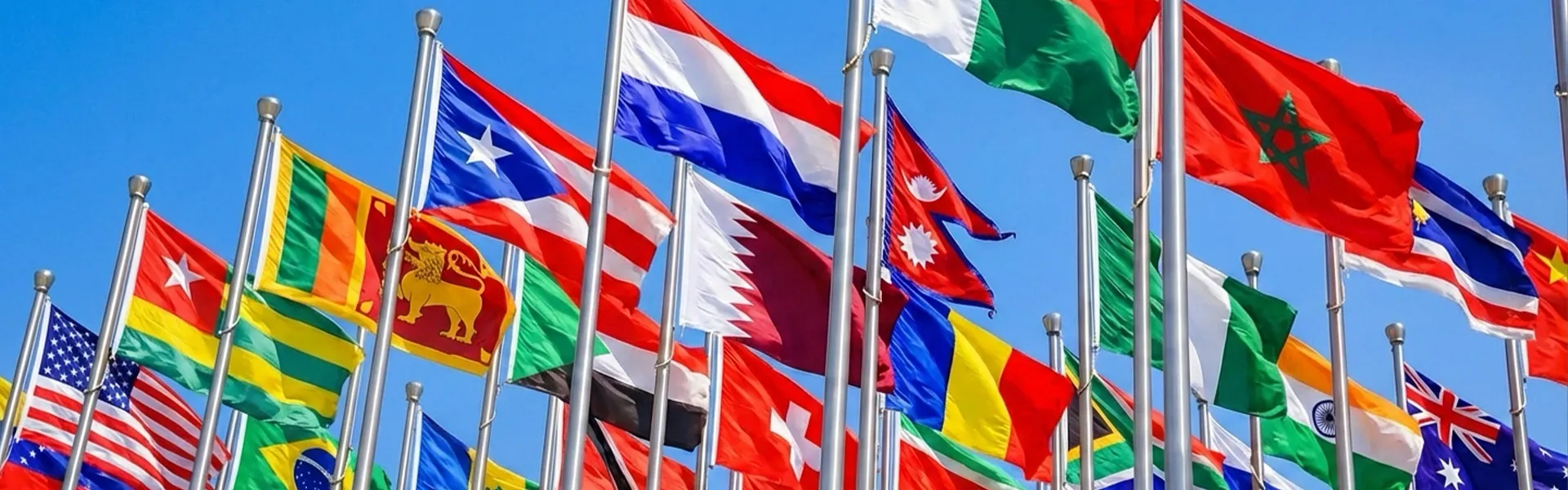 世界各国の国旗が並んで掲揚されている様子
