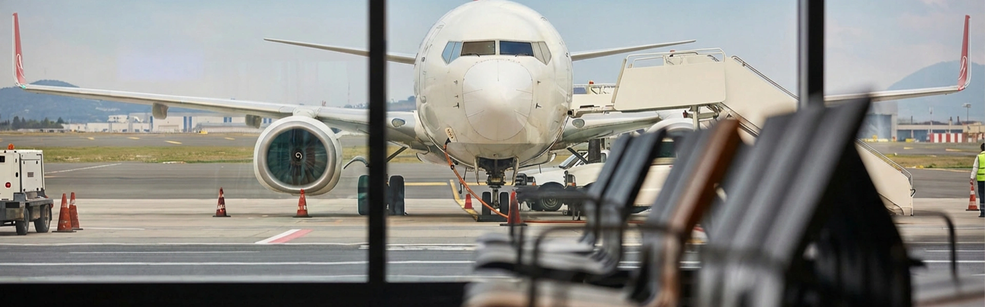 空港の搭乗ゲート前に駐機する旅客機
