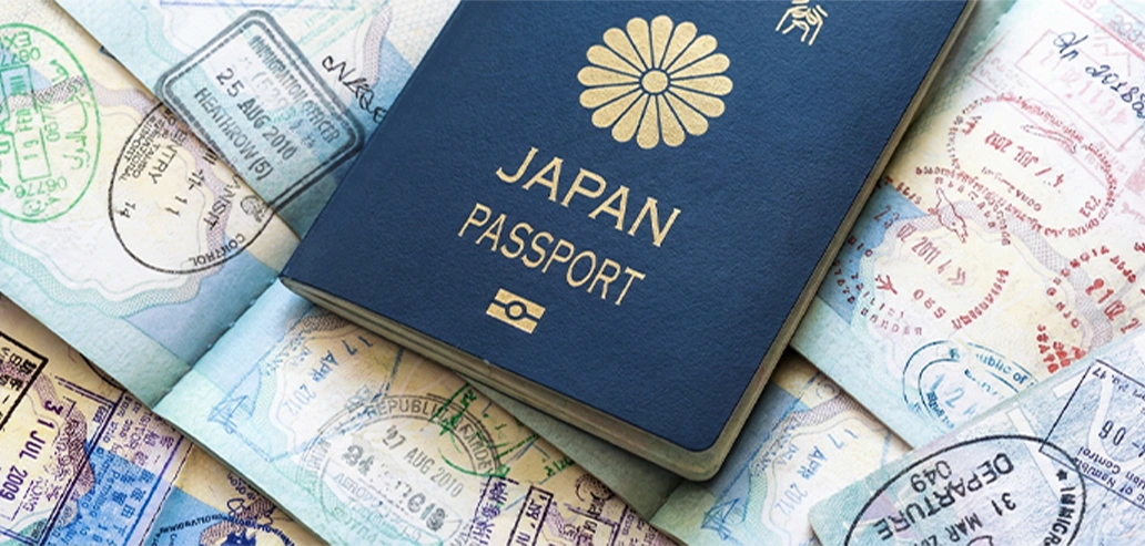 スタンプが押されたパスポートの上に置かれた日本のパスポート