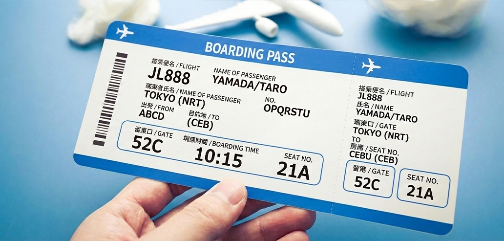 手に持った海外行きの航空券のクローズアップ