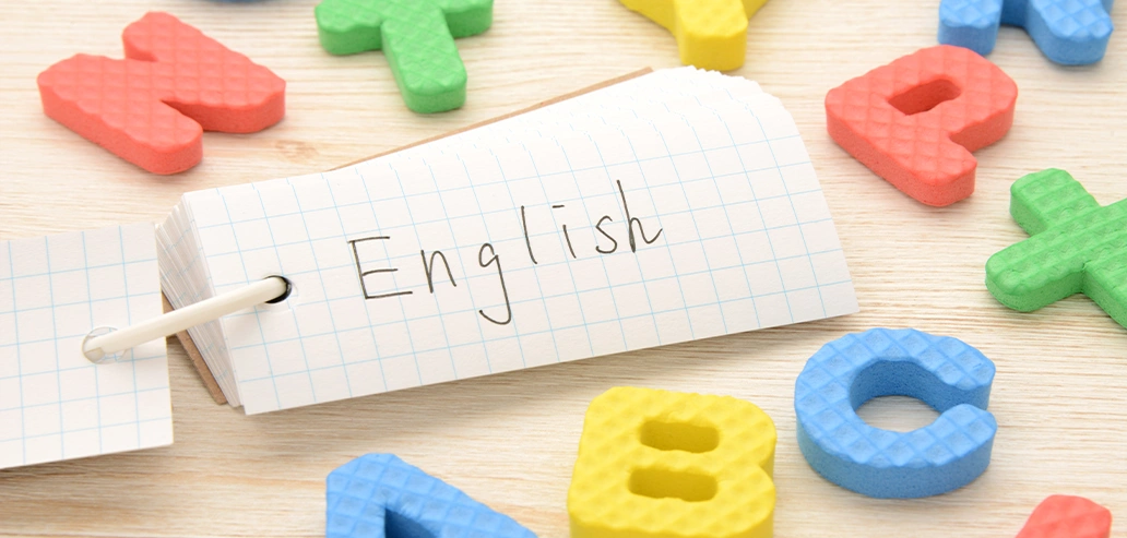 留学に必要な英語力をイメージしたEnglishの文字とアルファベット