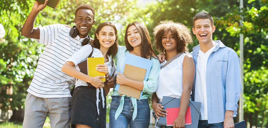 笑顔で並ぶ多国籍の学生グループ