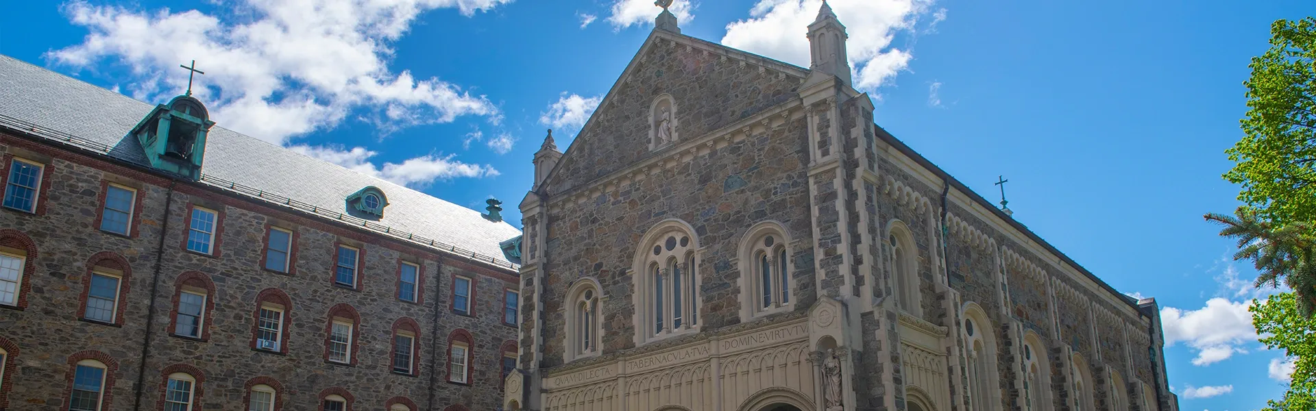 歴史ある海外の大学キャンパス校舎の外観