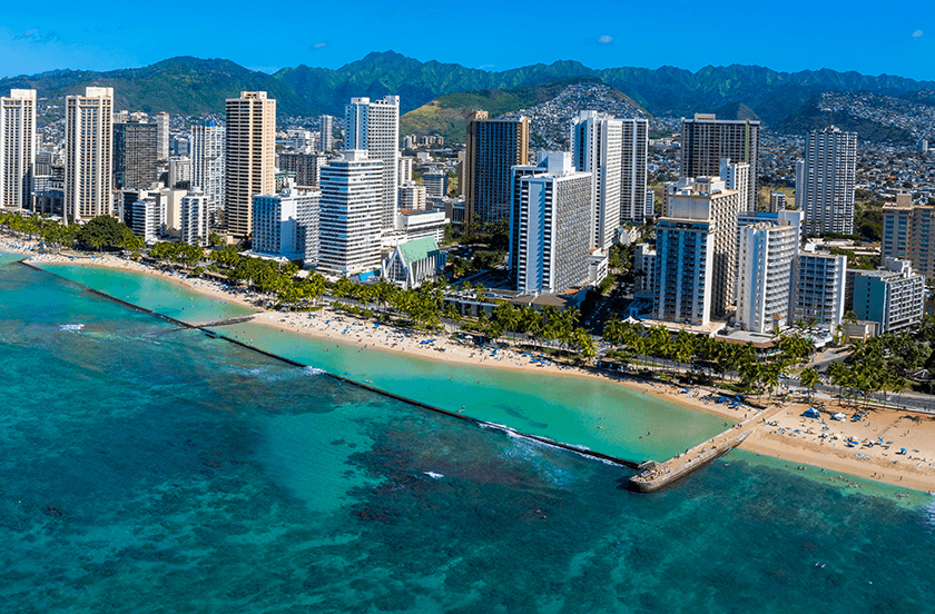 ハワイ留学の魅力 | ワイキキビーチとホノルルの高層ホテル群のパノラマ風景