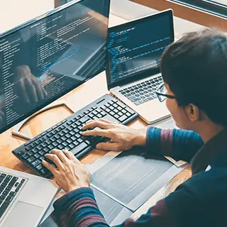 プログラミングを勉強する学生の写真