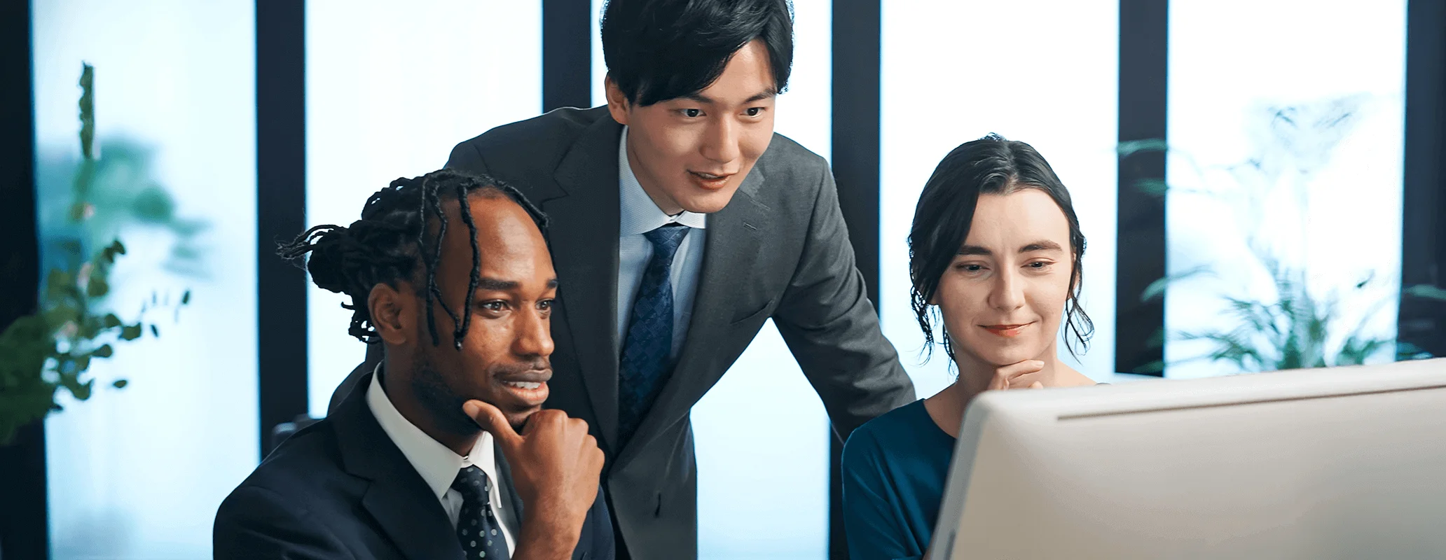 外資系企業のオフィスで英語ミーティングを行うビジネスパーソンの写真