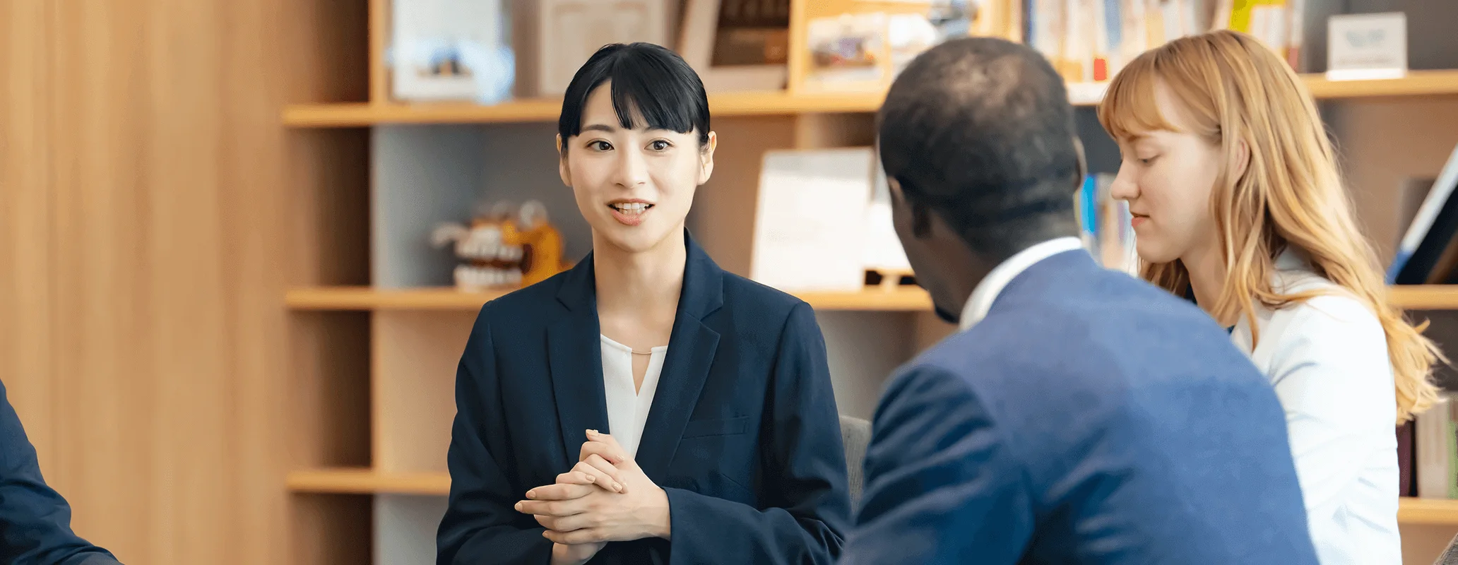 個別指導で英語レッスンを受けるビジネスパーソンの写真