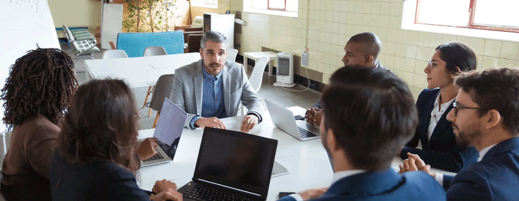 複数人が英語の授業を受けている教室の写真