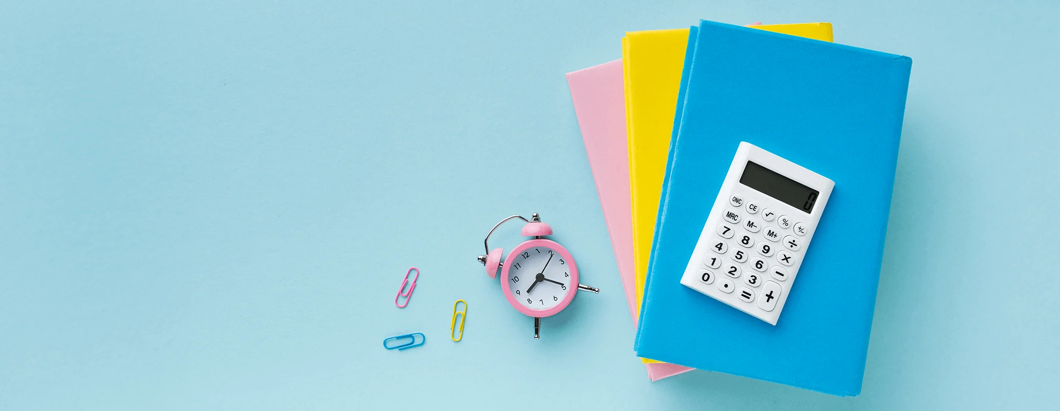 電卓とノート、文房具が並んだ料金イメージ写真