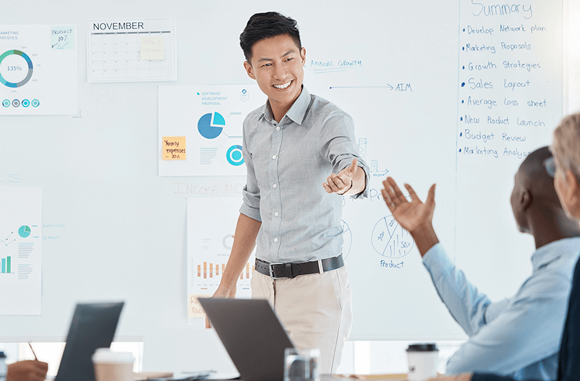 ビジネス英語を学ぶビジネスマンの写真