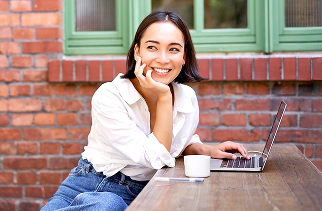 リラックスした環境で学習する留学生の様子