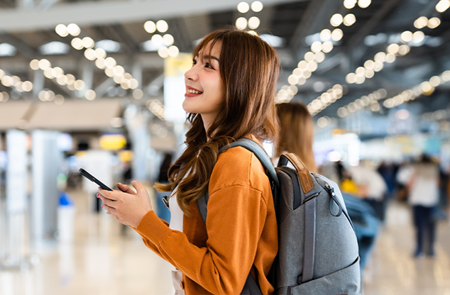 短期留学で海外体験を楽しむ女性のイメージ写真