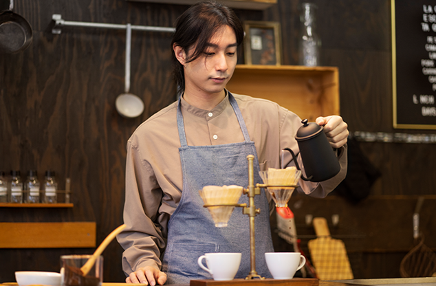 ワーキングホリデーで海外のカフェで働く日本人女性
