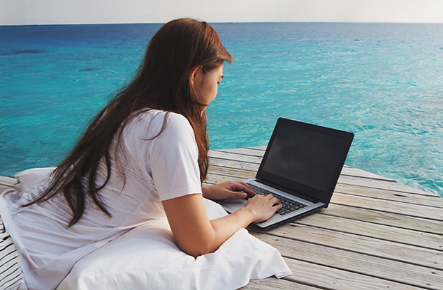 ワーケーションでノートパソコンを使って作業する女性の様子
