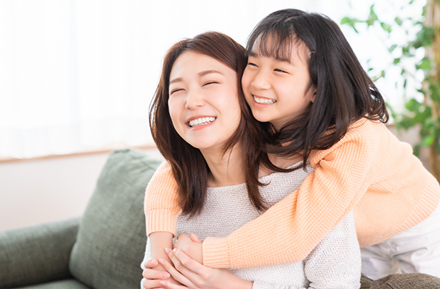 親子留学で海外生活を楽しむ母親と子ども