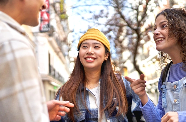 街中で交流を楽しむ留学生同士の様子