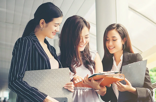 留学中にグループで学習や情報交換をする様子