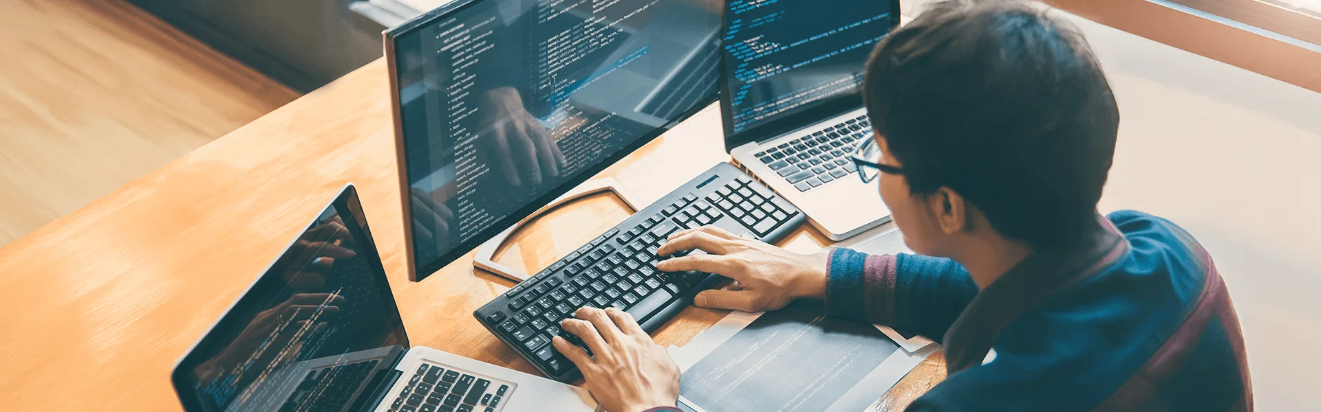 IT留学でプログラミング学習をする学生の写真