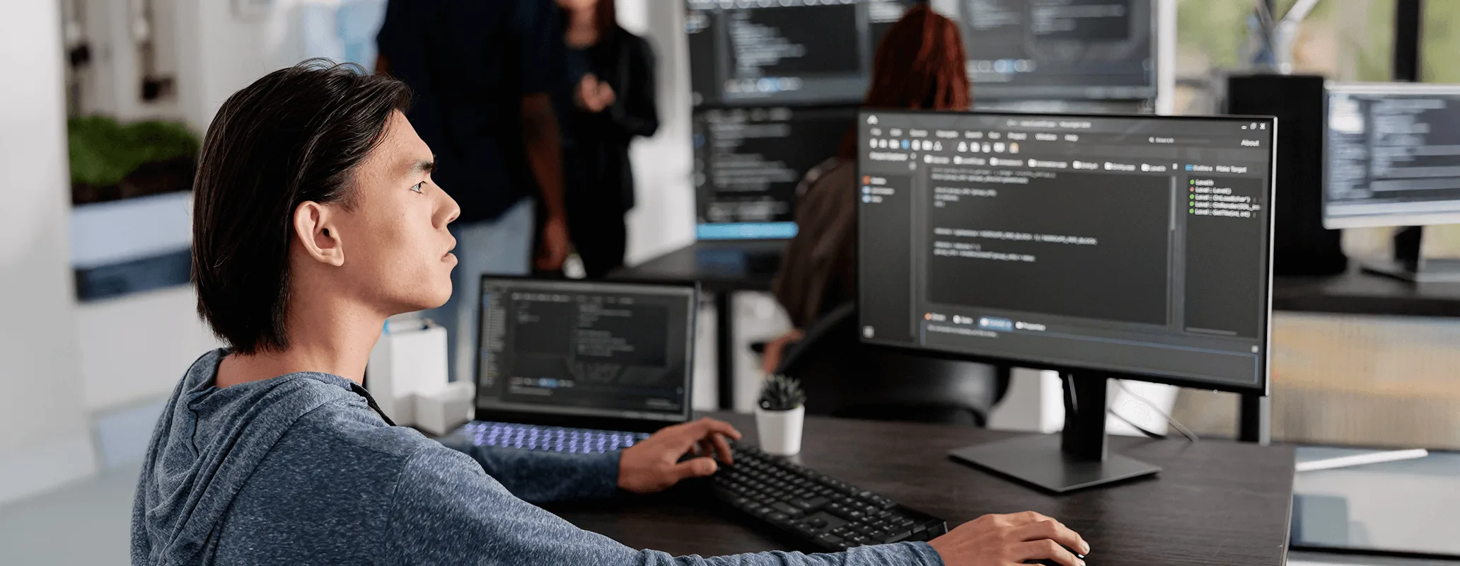 モニターを見ながらプログラミングを学ぶ男性の写真