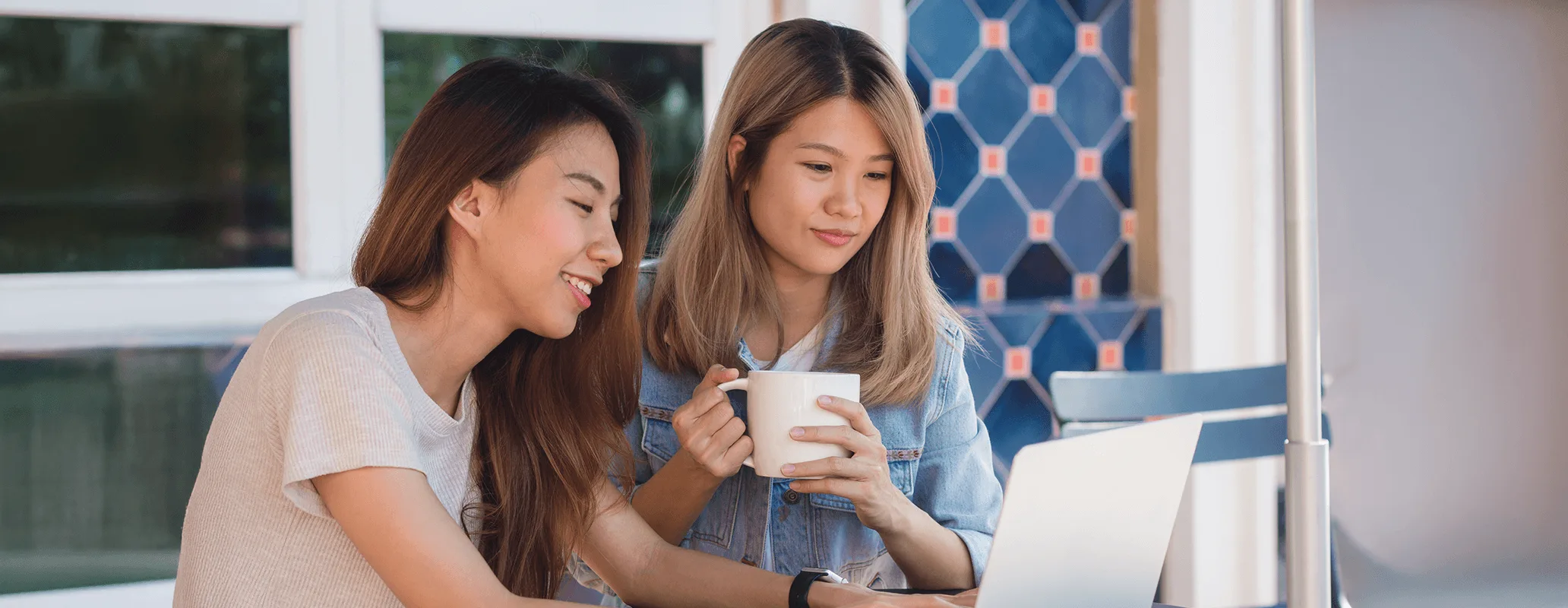 モニターを見ながらプログラミングを学ぶ女性の写真
