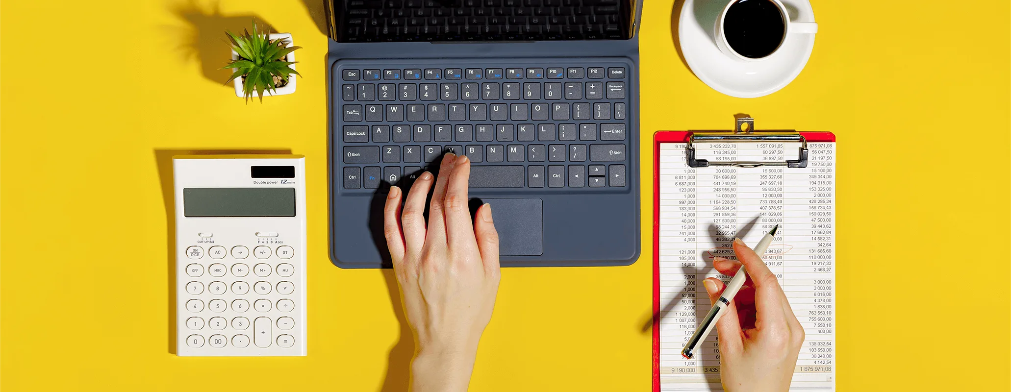 ラップトップとメモ帳を使いながら開発計画を立てる手元の写真 徹底比較