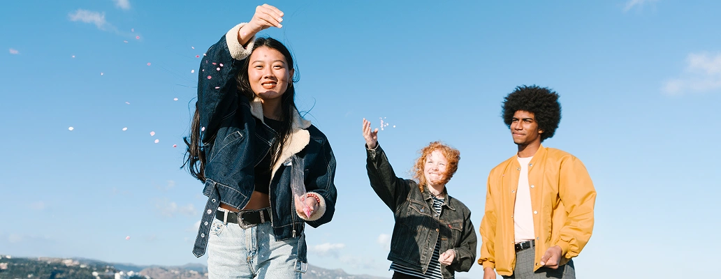 語学力を伸ばすために会話を楽しむ留学生の様子