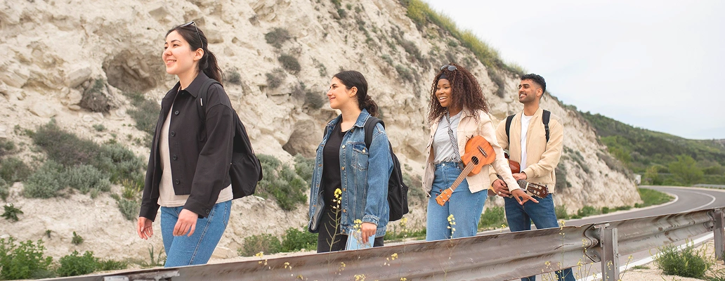 自由な時間に海外で観光を楽しむ若者たちの様子