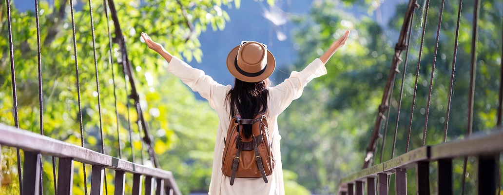 ワーキングホリデー中に海外のレストランで働くスタッフ