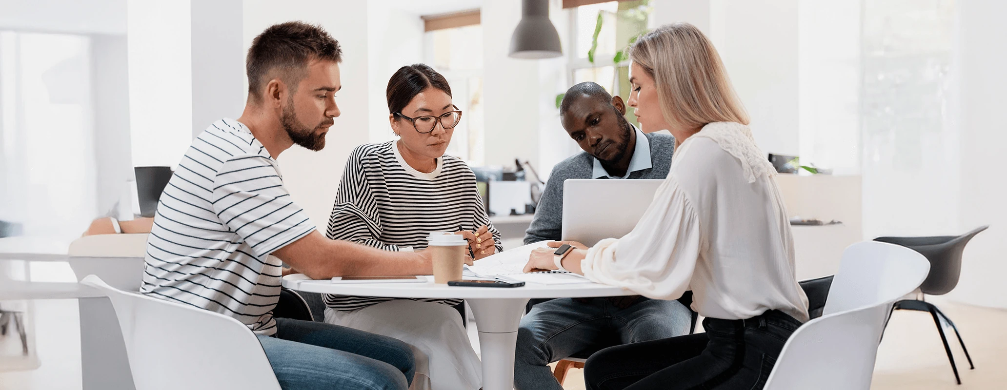 海外でのインターンシップを通じて将来のキャリアを考える学生たちの様子