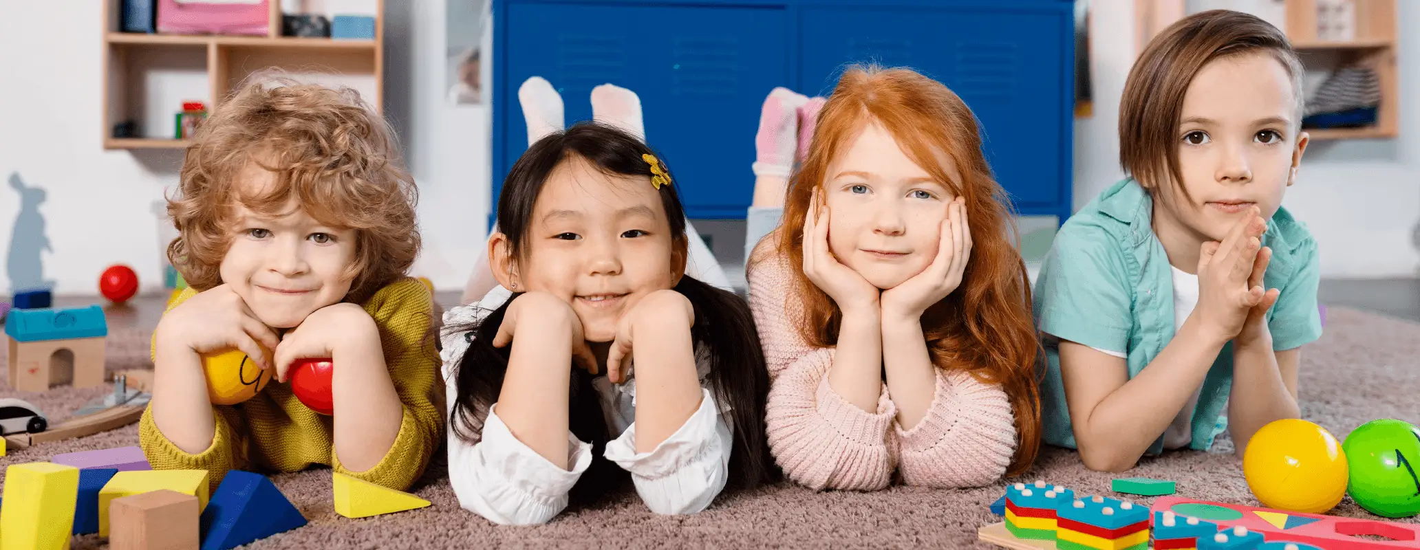 英語教育に興味を持つ子どもたちが教室で遊びながら学ぶ様子