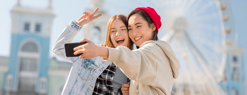 週末に観光地で海外旅行気分を楽しむ留学生のセルフィー