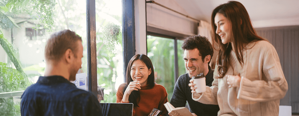 ホームステイ先で異文化に触れる留学生たちの交流シーン