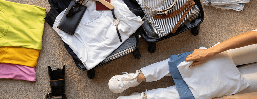 短期留学の準備としてスーツケースに荷物を詰める様子