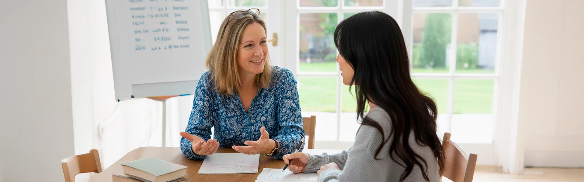 講師と女性がマンツーマンでスピーキングレッスンを受けている写真
