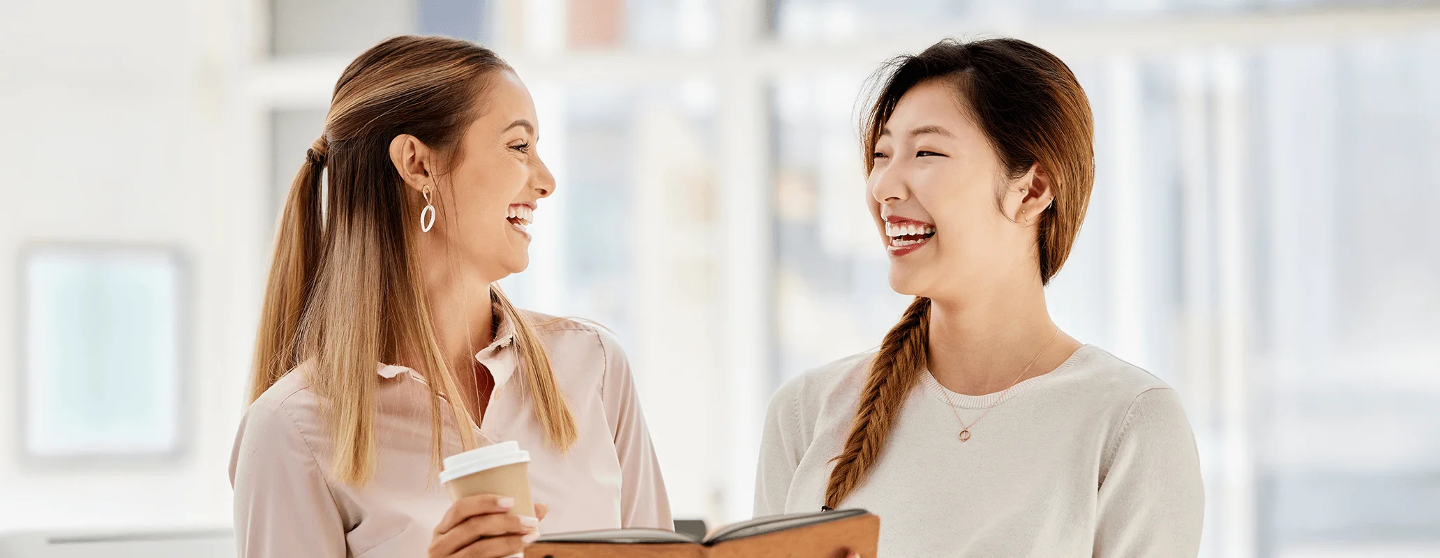 2人の女性が英会話レッスンで会話している写真