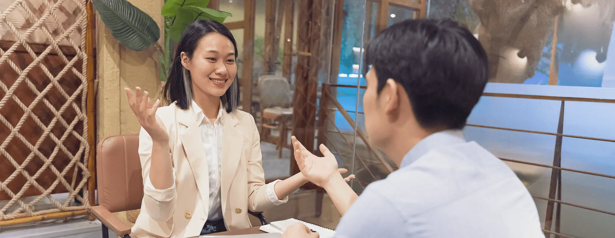 カフェで講師と英会話レッスンをする男女の写真