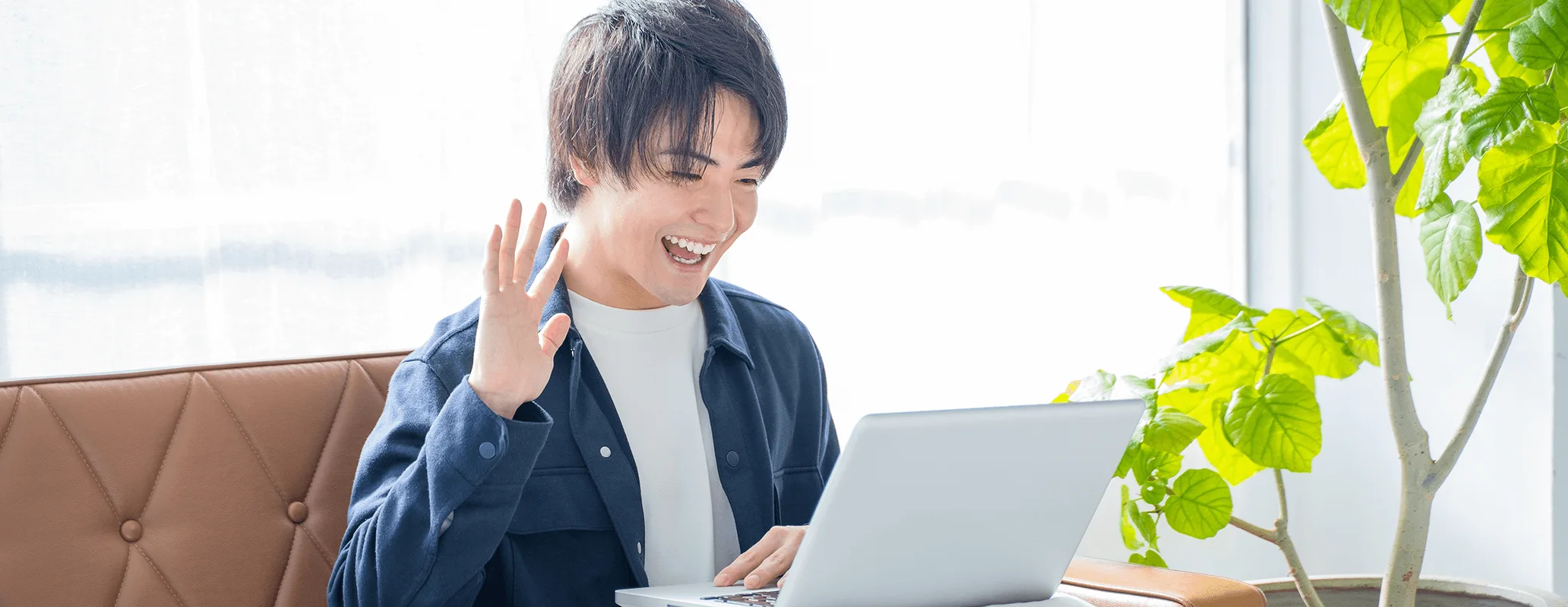 オンライン英会話を受講している男性の写真