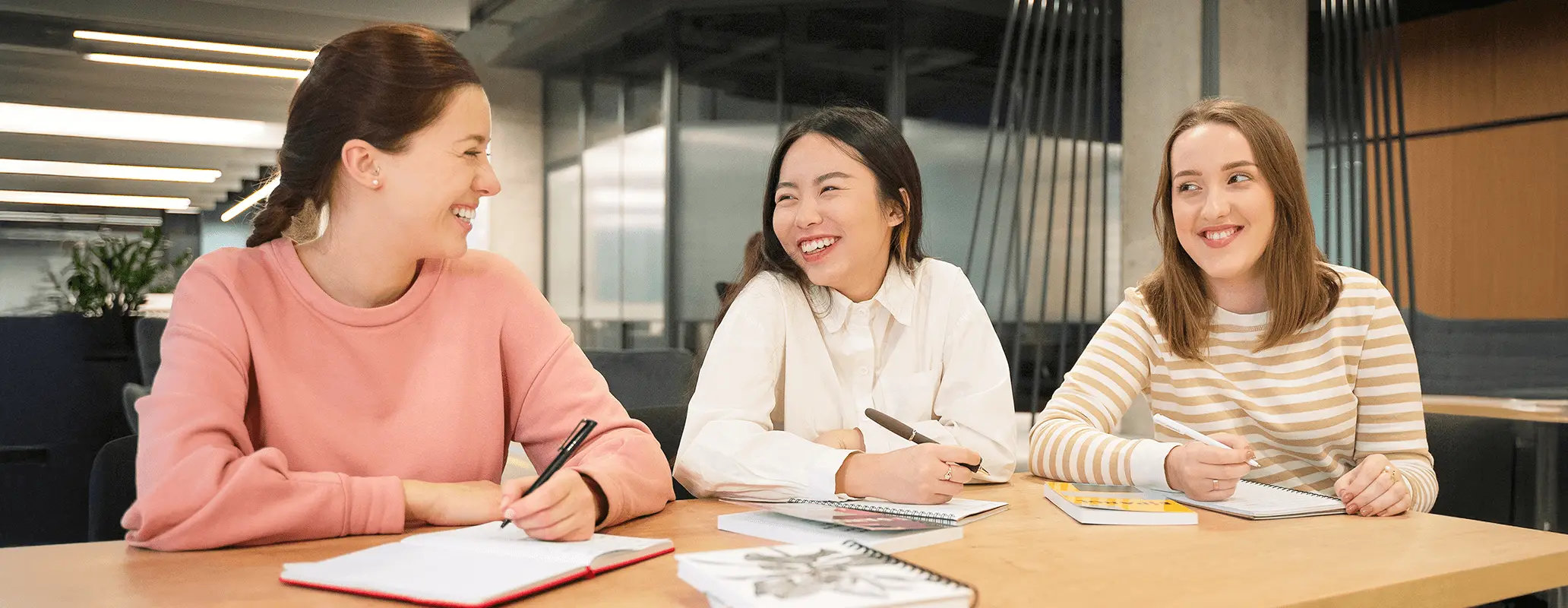 複数人で英語授業を受けている女性たちの写真